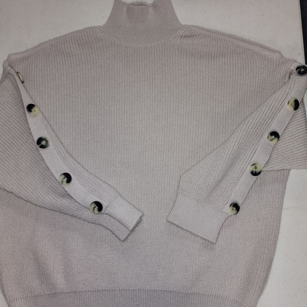 VENUS Elegant Cream Turtleneck Sweater with Button Details